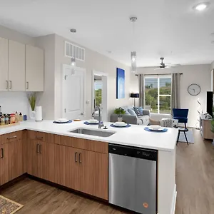  Apartment The Hendrix W/pool & Free Parking